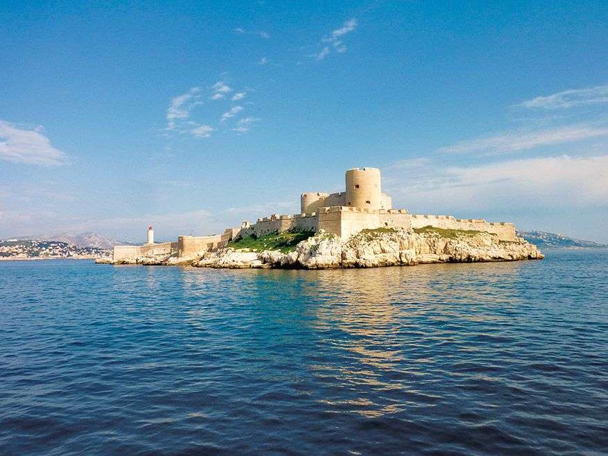 Vue panoramique du Château d'If à Marseille avec la Méditerranée en arrière-plan